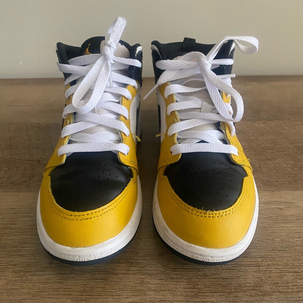 Jordan Aj 1 Mid SE
in good condition